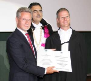 Dr.-Ing. E.h. Manfred Wittenstein (links) erhält die Urkunde anlässlich seiner Ehrenpromotion von Prof. Dr. Dr. h.c. mult. Wolfgang A. Herrmann (Mitte), Präsident der Technischen Universität München. Rechts: Prof. Dr.-Ing. Hans-Peter Kau, Dekan der Fakultät für Maschinenbau der TU München. Bild: Wittenstein