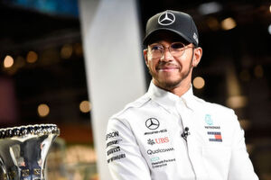 Lewis Hamilton auf der HPE-Veranstaltung "Discover" in Madrid. Bei der Frage, ob beim Fahren das Bauchgefühl oder doch die Daten entscheiden, musste der Weltmeister etwas länger überlegen, entschied sich dann aber für die Fakten. Lewis Hamilton auf der HPE-Veranstaltung "Discover" in Madrid. Bei der Frage, ob beim Fahren das Bauchgefühl oder doch die Daten entscheiden, musste der Weltmeister etwas länger überlegen, entschied sich dann aber für die Fakten.