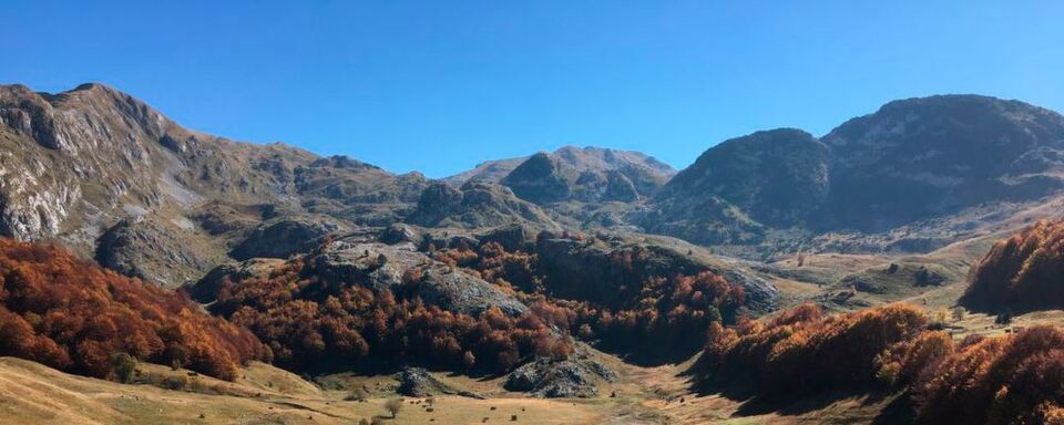 Die Gegend ist für ihre wunderschöne Bergwelt, tiefen Schluchten, Hochplateaus, bitterkalten Bergseen und kristallklaren Flüsse bekannt. Die Gegend ist für ihre wunderschöne Bergwelt, tiefen Schluchten, Hochplateaus, bitterkalten Bergseen und kristallklaren Flüsse bekannt.