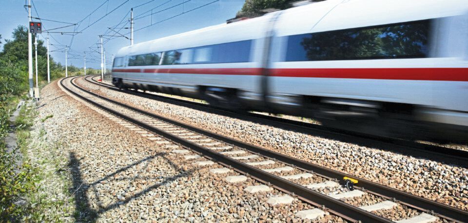Raddetektionssysteme und Achszähler von Frauscher Sensor Technology funktionieren auf Basis induktiver Radsensoren, die am Gleis montiert werden. Raddetektionssysteme und Achszähler von Frauscher Sensor Technology funktionieren auf Basis induktiver Radsensoren, die am Gleis montiert werden.