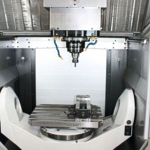 Die Mikron Mill P 800 U verfügt über direkt angetriebene Schwenk- und Drehachsen und eine hohe Dynamik und Gesamtstabilität um einen ruhigen Lauf in Fünf-Achs-Anwendungen zu gewährleisten. Mit ihr kann CEFEG den strengen Anforderungen der Automobilzulieferer entsprechen. Die Mikron Mill P 800 U verfügt über direkt angetriebene Schwenk- und Drehachsen und eine hohe Dynamik und Gesamtstabilität um einen ruhigen Lauf in Fünf-Achs-Anwendungen zu gewährleisten. Mit ihr kann CEFEG den strengen Anforderungen der Automobilzulieferer entsprechen.