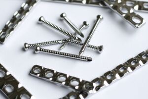 Knochenschrauben sind die am häufigsten verwendeten Fixationshilfen und können eigenständig oder in Verbindung mit anderen Hilfsmitteln (beispielsweise Platten) benutzt werden. Knochenschrauben sind die am häufigsten verwendeten Fixationshilfen und können eigenständig oder in Verbindung mit anderen Hilfsmitteln (beispielsweise Platten) benutzt werden.