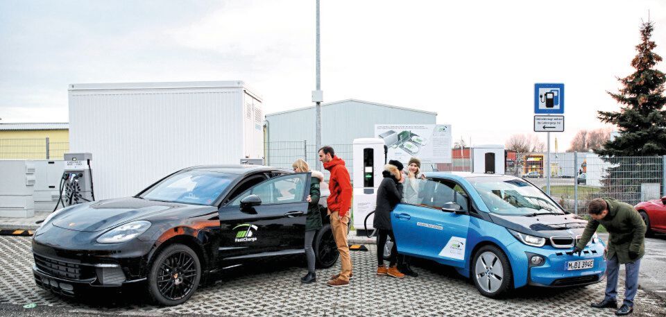 Publikumsverkehr an erster öffentlicher Ultraschnellladestation. Laden von Elektrofahrzeugen mit bis zu 450 kW. Publikumsverkehr an erster öffentlicher Ultraschnellladestation. Laden von Elektrofahrzeugen mit bis zu 450 kW.