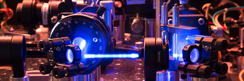 Durch die quantenmechanischen Verschränkung von Lichtteilchen ließ sich eine abhörsichere Kommunikation zwischen mehreren Teilnehmern innerhalb eines Netzwerks realisieren. Durch die quantenmechanischen Verschränkung von Lichtteilchen ließ sich eine abhörsichere Kommunikation zwischen mehreren Teilnehmern innerhalb eines Netzwerks realisieren.