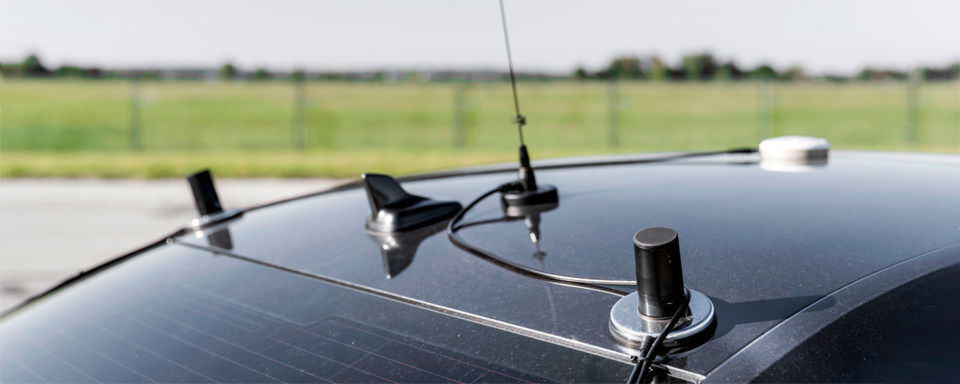 Die Schnittstellen vernetzter Fahrzeuge sind auch ein Sicherheitsrisiko. Eine Möglichkeit damit umzugehen, kann ein System aus der Produktions-IT sein. Die Schnittstellen vernetzter Fahrzeuge sind auch ein Sicherheitsrisiko. Eine Möglichkeit damit umzugehen, kann ein System aus der Produktions-IT sein.