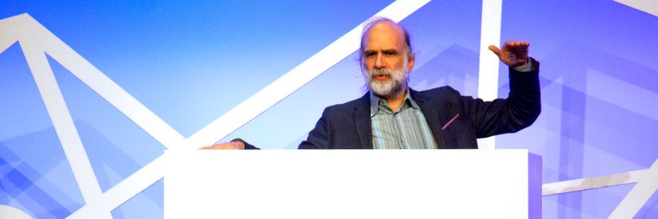 Mit Schneier luden die die Organisatoren des Hyperledger Global Forum einen skeptischen Geist auf die Keynote-Bühne. Mit Schneier luden die die Organisatoren des Hyperledger Global Forum einen skeptischen Geist auf die Keynote-Bühne.