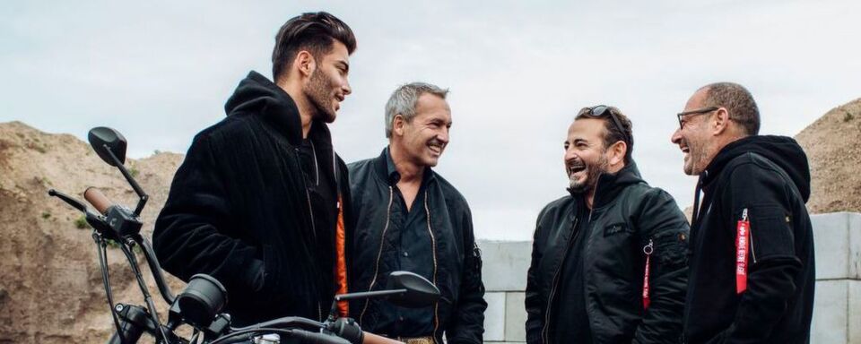 Die Harley-Davidson-Factory baut limitierte Custombikes – (von links n. rechts): Tony Mafhud (Model), Rainer Knapp (Alpha Industries), Alex Urseanu und Micky Rosen (Roomers Hotels). Die Harley-Davidson-Factory baut limitierte Custombikes – (von links n. rechts): Tony Mafhud (Model), Rainer Knapp (Alpha Industries), Alex Urseanu und Micky Rosen (Roomers Hotels).