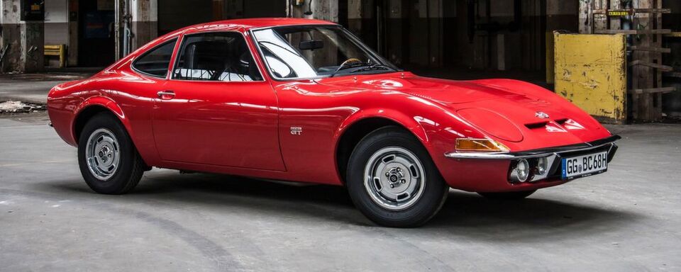 Opel GT (1968 – 1973): Der schlanke, schwungvoll gezeichnete Zweisitzer verkörpert wie kaum ein anderes Auto den Stil der ausgehenden Sechzigerjahre. Sein Design verschleiert wirksam die Abstammung vom eher plump wirkenden Kadett B. Opel GT (1968 – 1973): Der schlanke, schwungvoll gezeichnete Zweisitzer verkörpert wie kaum ein anderes Auto den Stil der ausgehenden Sechzigerjahre. Sein Design verschleiert wirksam die Abstammung vom eher plump wirkenden Kadett B.