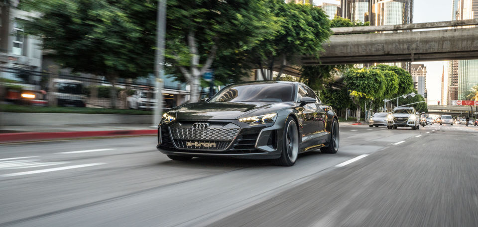Ferdinand Piëch, einst Hüter des internen Wettbewerbs, würde sich über diese Schlacht freuen: Ja, der Porsche Taycan ist die Spitzenversion dieser Plattform. Doch der e-Tron GT ist nicht nur ein Audi: Es wird von der Tochtermarke Audi Sport Division entwickelt, der einstigen Quattro GmbH. Ferdinand Piëch, einst Hüter des internen Wettbewerbs, würde sich über diese Schlacht freuen: Ja, der Porsche Taycan ist die Spitzenversion dieser Plattform. Doch der e-Tron GT ist nicht nur ein Audi: Es wird von der Tochtermarke Audi Sport Division entwickelt, der einstigen Quattro GmbH.