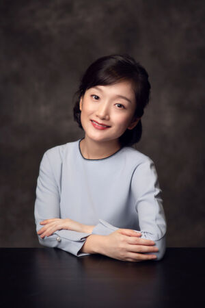 Yiyi Chen ist Geschäftsführerin der Shanghai Haohai Biological Technology Co.,Ltd. Als eine der ersten Mitarbeiterinnen ist sie schon seit Gründung des Unternehmens dabei. Sie ist für die Augenmedizin-Division, die Investor Relations sowie das Beschaffungswesen verantwortlich. Bei Haohai sind derzeit 1.165 Mitarbeiter beschäftigt, davon 213 im Bereich Forschung und Entwicklung sowie 339 im Verkauf. Yiyi Chen ist Geschäftsführerin der Shanghai Haohai Biological Technology Co.,Ltd. Als eine der ersten Mitarbeiterinnen ist sie schon seit Gründung des Unternehmens dabei. Sie ist für die Augenmedizin-Division, die Investor Relations sowie das Beschaffungswesen verantwortlich. Bei Haohai sind derzeit 1.165 Mitarbeiter beschäftigt, davon 213 im Bereich Forschung und Entwicklung sowie 339 im Verkauf.
