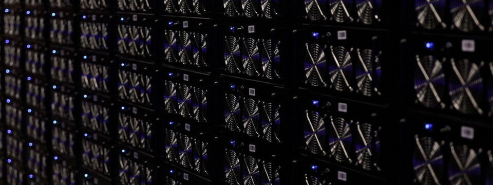 Das Rechenzentrum von Evobits I.T. ist gestopft voll mit Mining-Rigs. Die Herausforderung: Die Hardware ist ständig komplett ausgelastet. Das stellt enorme Anfordrungen an die Kühlung und die Stromversorgung. Das Rechenzentrum von Evobits I.T. ist gestopft voll mit Mining-Rigs. Die Herausforderung: Die Hardware ist ständig komplett ausgelastet. Das stellt enorme Anfordrungen an die Kühlung und die Stromversorgung.