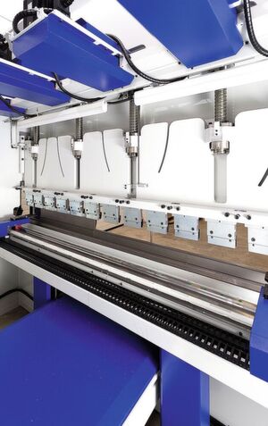 Servoelektrische Abkantpresse mit Mehrspindelantrieb von Coast One: Jede der Spindeln wird von einem eigenen Servomotor angetrieben. Die Parallelität zwischen Ober- und Unterwerkzeug wird damit gezielt, präzise und schnell eingestellt und justiert. Servoelektrische Abkantpresse mit Mehrspindelantrieb von Coast One: Jede der Spindeln wird von einem eigenen Servomotor angetrieben. Die Parallelität zwischen Ober- und Unterwerkzeug wird damit gezielt, präzise und schnell eingestellt und justiert.