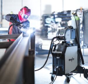 Schweißprozesse für Industrie und Handwerk: EWM hat verschiedene Modell im Portfolio mit denen sich sowohl der Energiebedarf als auch die Kosten beim Schweißen reduzieren lassen. Schweißprozesse für Industrie und Handwerk: EWM hat verschiedene Modell im Portfolio mit denen sich sowohl der Energiebedarf als auch die Kosten beim Schweißen reduzieren lassen.