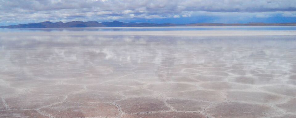 Bolivien, Uyuni: Rohstofflösungen, die unter der Salzkruste des Salars de Uyuni in Bolivien lagern, werden abgesaugt. Ein deutsches Unternehmen soll nun erstmals direkten Zugriff auf den Rohstoff Lithium erhalten. Bolivien, Uyuni: Rohstofflösungen, die unter der Salzkruste des Salars de Uyuni in Bolivien lagern, werden abgesaugt. Ein deutsches Unternehmen soll nun erstmals direkten Zugriff auf den Rohstoff Lithium erhalten.