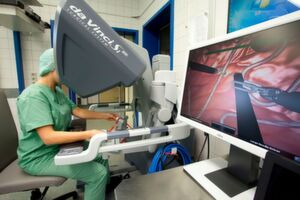 Ärzteausbildung an der Konsole: An der Klinik für Urologie und Kinderurologie des Universitätsklinikums des Saarlandes (UKS) können Ärzte das Operieren mit dem Da-Vinci‐System lernen. Hier übt eine Workshop‐Teilnehmerin den Umgang mit der Konsole anhand einer OP‐Simulation. Ärzteausbildung an der Konsole: An der Klinik für Urologie und Kinderurologie des Universitätsklinikums des Saarlandes (UKS) können Ärzte das Operieren mit dem Da-Vinci‐System lernen. Hier übt eine Workshop‐Teilnehmerin den Umgang mit der Konsole anhand einer OP‐Simulation.