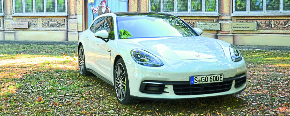 Die Systemleistung des Teilzeit-Stromers liegt bei 462 PS, der Elektromotor alleine kommt auf 136 PS. Die Systemleistung des Teilzeit-Stromers liegt bei 462 PS, der Elektromotor alleine kommt auf 136 PS.