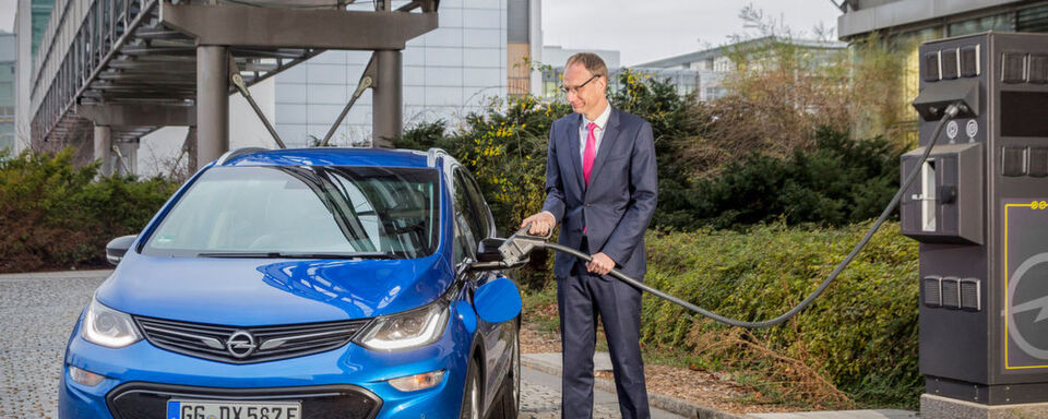 Opel-Chef Michael Lohscheller lädt einen Ampera-e auf. Opel-Chef Michael Lohscheller lädt einen Ampera-e auf.