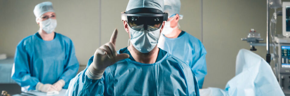 In der Medizin hat Augmented Reality bisher noch am deutlichsten seine praktische Anwendbarkeit bewiesen. So profitieren beispielsweise Chirurgen enorm von den Möglichkeiten der „unterstützten Realität“. In der Medizin hat Augmented Reality bisher noch am deutlichsten seine praktische Anwendbarkeit bewiesen. So profitieren beispielsweise Chirurgen enorm von den Möglichkeiten der „unterstützten Realität“.