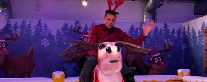 Auf geht's zum weihnachtlichen Rodeo – der »bike und business«-Chefredakteur grüßt als Rudolf, das Rentier. Auf geht's zum weihnachtlichen Rodeo – der »bike und business«-Chefredakteur grüßt als Rudolf, das Rentier.