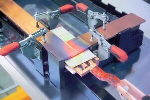 Trafo-Kupferprofile im Transformatorenbau: Die Bauteile werden mithilfe eines Eldec-Generators MICO-L 50 MF und einer Hilfsvorrichtung zur Aufnahme des Werkstücks verlötet. Trafo-Kupferprofile im Transformatorenbau: Die Bauteile werden mithilfe eines Eldec-Generators MICO-L 50 MF und einer Hilfsvorrichtung zur Aufnahme des Werkstücks verlötet.