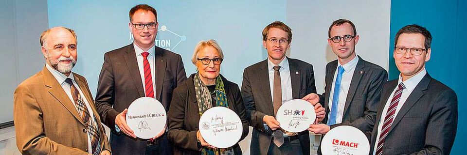 (v.l.n.r.) Prof. Dr. Michael Herczeg, Bürgermeister Jan Lindenau, Präsidentin der Universität zu Lübeck Prof. Dr. Gabriele Gillessen-Kaesbach, Ministerpräsident Daniel Günther, Chef der Staatskanzlei Dirk Schrödter und Mach AG Vorstandsvorsitzender Rolf Sahre (v.l.n.r.) Prof. Dr. Michael Herczeg, Bürgermeister Jan Lindenau, Präsidentin der Universität zu Lübeck Prof. Dr. Gabriele Gillessen-Kaesbach, Ministerpräsident Daniel Günther, Chef der Staatskanzlei Dirk Schrödter und Mach AG Vorstandsvorsitzender Rolf Sahre