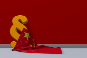 „Es ist keine Lex China“, betont das Bundeswirtschaftsministerium, aber natürlich hat es Einfluß insbesonderes auf die massiven Investionen von chinessichen Investoren: Mit einer Änderung der Außenwirtschaftsverordnung senkte das Bundeskabinett für sensible Bereiche die Schwelle, ab der die Bundesregierung einen Anteilserwerb durch einen Investor prüfen kann. Nun wird schon ab zehn Prozent geprüft. „Es ist keine Lex China“, betont das Bundeswirtschaftsministerium, aber natürlich hat es Einfluß insbesonderes auf die massiven Investionen von chinessichen Investoren: Mit einer Änderung der Außenwirtschaftsverordnung senkte das Bundeskabinett für sensible Bereiche die Schwelle, ab der die Bundesregierung einen Anteilserwerb durch einen Investor prüfen kann. Nun wird schon ab zehn Prozent geprüft.