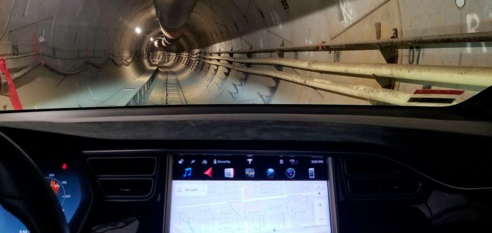 Von den versprochenen rund 200 bis 250 km/h ist keine Rede mehr: Mit knapp 65 km/h rumpelt der Crossover durch den 1,8 Kilometer langen Tunnel. Von den versprochenen rund 200 bis 250 km/h ist keine Rede mehr: Mit knapp 65 km/h rumpelt der Crossover durch den 1,8 Kilometer langen Tunnel.