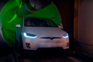 Am 18. Dezember wurden Testfahrten mit einem Tesla Model X auf einem Gestell angeboten. Am 18. Dezember wurden Testfahrten mit einem Tesla Model X auf einem Gestell angeboten.