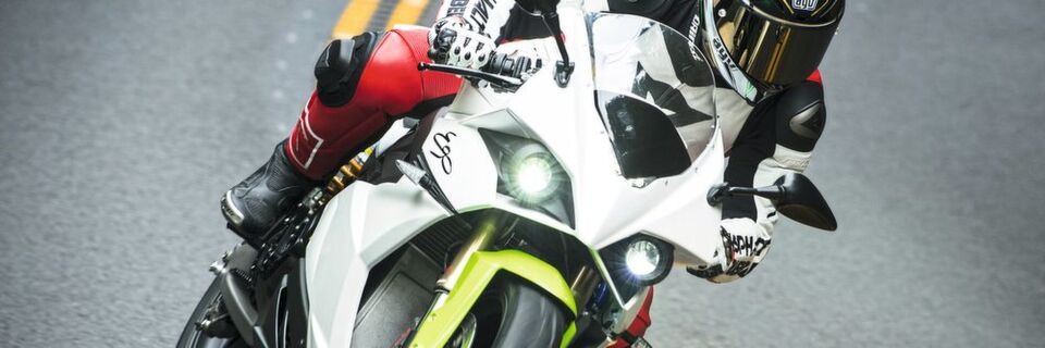 Der synchrone, ölgekühlter Motor mit Permanentmagneten, der im E-Rennmotorrad Energica Ego verbaut ist, verfügt über eine Leistung von 107 kW (145 PS) bei 4.900 bis 10.500 U/min. Der synchrone, ölgekühlter Motor mit Permanentmagneten, der im E-Rennmotorrad Energica Ego verbaut ist, verfügt über eine Leistung von 107 kW (145 PS) bei 4.900 bis 10.500 U/min.