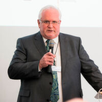 Prof. Hubert Lakner, Vorsitzender des Lenkungskreises der Forschungsfabrik Mikroelektronik Deutschland (FMD): „Nach den durchgeführten Investitionen können wir mit der FMD Lösungen mit hohem technologischen Reifegrad für eine große Breite der Industrie entlang der gesamten Innovationskette anbieten – für große Unternehmen, aber auch vor allem für mittlere und kleine Unternehmen sowie für Start-ups.“ Prof. Hubert Lakner, Vorsitzender des Lenkungskreises der Forschungsfabrik Mikroelektronik Deutschland (FMD): „Nach den durchgeführten Investitionen können wir mit der FMD Lösungen mit hohem technologischen Reifegrad für eine große Breite der Industrie entlang der gesamten Innovationskette anbieten – für große Unternehmen, aber auch vor allem für mittlere und kleine Unternehmen sowie für Start-ups.“
