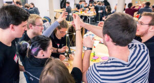 Zukunftsweisend: Die Quantum Futur-Akademie des BMBF ist eine Praxiswoche mit Seminaren, kreativen Innovationsworkshops und Einblicken in Forschungseinrichtungen und Unternehmen. Zukunftsweisend: Die Quantum Futur-Akademie des BMBF ist eine Praxiswoche mit Seminaren, kreativen Innovationsworkshops und Einblicken in Forschungseinrichtungen und Unternehmen.
