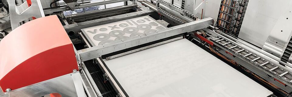 With the VX4000, the world's largest 3D printing system for sand moulds with a footprint of 4,000mm x 2,000mm x 1,000mm, sand moulds can be printed without the need for tools, says Voxeljet. With the VX4000, the world's largest 3D printing system for sand moulds with a footprint of 4,000mm x 2,000mm x 1,000mm, sand moulds can be printed without the need for tools, says Voxeljet.