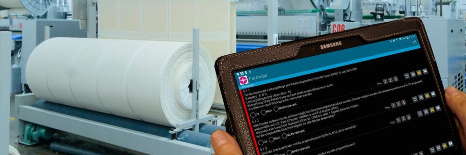 Per Tablet und App kann das Anlagenpersonal die geführte Sichtprüfung selber durchführen und die erkannten Fehler beheben. Per Tablet und App kann das Anlagenpersonal die geführte Sichtprüfung selber durchführen und die erkannten Fehler beheben.