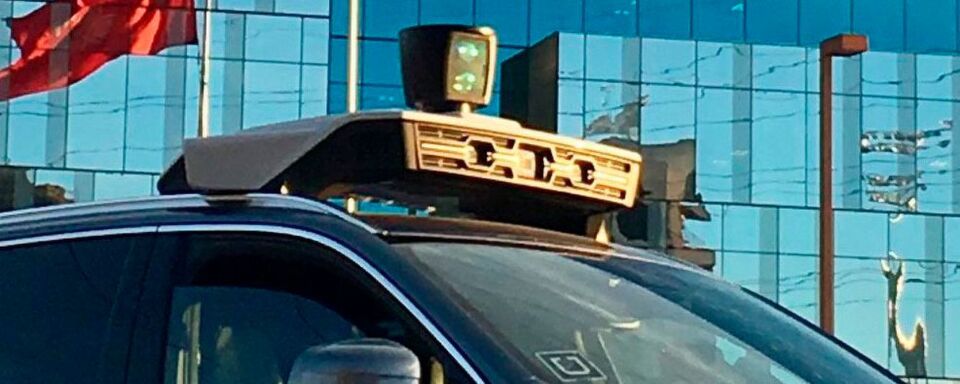 Bei aktuellen Roboterauto-Prototypen wird der Lidar-Sensor in der Regel auf dem Dach montiert und mit einem rotierenden Spiegel versehen, wodurch der Sensor ein 360-Grad-Bild liefert. Bei aktuellen Roboterauto-Prototypen wird der Lidar-Sensor in der Regel auf dem Dach montiert und mit einem rotierenden Spiegel versehen, wodurch der Sensor ein 360-Grad-Bild liefert.