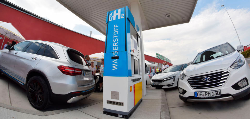 Die erste Wasserstofftankstelle in Nordhessen am Autohof Lohfeldener Rüssel bei Kassel: In Hessen gibt es bisher erst fünf solcher Tankstellen. Wasserstoff als alternativer Antrieb ist bei Autos in Deutschland bisher eine Randerscheinung. Die erste Wasserstofftankstelle in Nordhessen am Autohof Lohfeldener Rüssel bei Kassel: In Hessen gibt es bisher erst fünf solcher Tankstellen. Wasserstoff als alternativer Antrieb ist bei Autos in Deutschland bisher eine Randerscheinung.