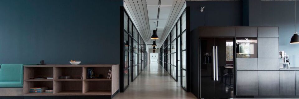 Digital Twins einzelner Räume bis hin zu ganzen Unternehmen helfen dabei, Modelle für Organisationsprozesse zu entwickeln und deren Effizienz zu steigern. Digital Twins einzelner Räume bis hin zu ganzen Unternehmen helfen dabei, Modelle für Organisationsprozesse zu entwickeln und deren Effizienz zu steigern.