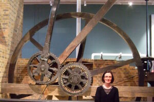 Ellie Swinbank vor einer Wattschen Dampfmaschine im National Museum in Edinburgh. Sie ist dort Kuratorin für Technologie. James Watt hat die Dampfmaschine entscheidend verbessert. Das Patent für seine Erfindung erhielt Watt vor 250 Jahren - am 5. Januar 1769. Ellie Swinbank vor einer Wattschen Dampfmaschine im National Museum in Edinburgh. Sie ist dort Kuratorin für Technologie. James Watt hat die Dampfmaschine entscheidend verbessert. Das Patent für seine Erfindung erhielt Watt vor 250 Jahren - am 5. Januar 1769.