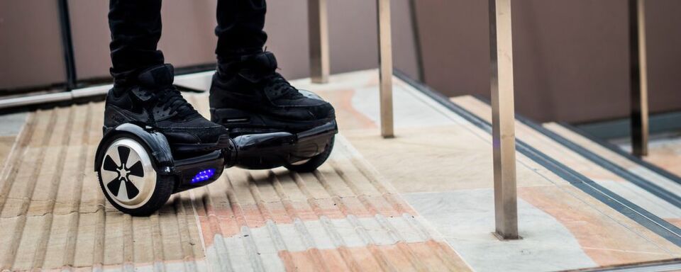 Im Segment der Elektrokleinstfahrzeuge gibt es viele Fahrzeugkonzepte – neben Hoverboards (Bild) zum Beispiel auch E-Skateboards oder Monowheels. Im Segment der Elektrokleinstfahrzeuge gibt es viele Fahrzeugkonzepte – neben Hoverboards (Bild) zum Beispiel auch E-Skateboards oder Monowheels.