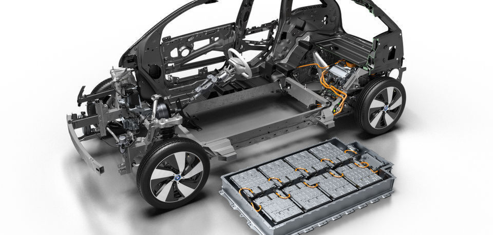 „In der Summe der Eigenschaften ist unsere Batterietechnologie je nach Betrachtungsweise auf Augenhöhe oder dem Wettbewerb voraus“, sagt Stefan Juraschek, Leiter Entwicklung Electric-Powertrain bei der BMW Group. „In der Summe der Eigenschaften ist unsere Batterietechnologie je nach Betrachtungsweise auf Augenhöhe oder dem Wettbewerb voraus“, sagt Stefan Juraschek, Leiter Entwicklung Electric-Powertrain bei der BMW Group.
