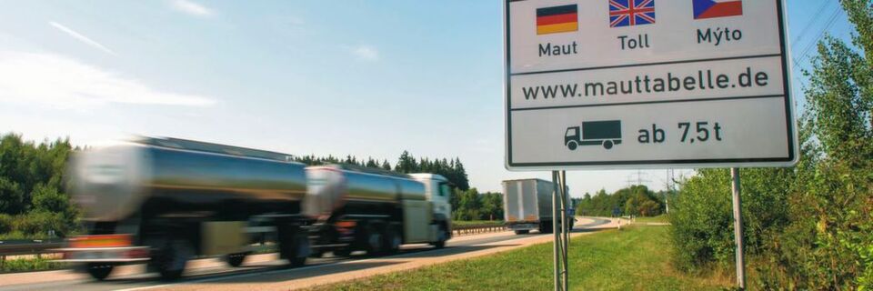 Hinweisschild: Von der Lkw-Maut befreit sind Elektro-Lkw und bis Ende 2020 Erdgas-betriebene Lkw. Hinweisschild: Von der Lkw-Maut befreit sind Elektro-Lkw und bis Ende 2020 Erdgas-betriebene Lkw.