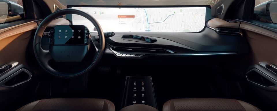 Das digitale Cockpit „Bytons Shared Experience Display“ (SED) soll laut Byton mit 48-Zoll das weltweit größte Cockpit-Display in einem Serienauto sein. Das digitale Cockpit „Bytons Shared Experience Display“ (SED) soll laut Byton mit 48-Zoll das weltweit größte Cockpit-Display in einem Serienauto sein.