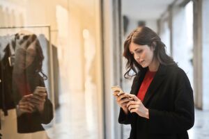 Der Konsument von heute bewegt sich ganz natürlich zwischen der Online- und Offline-Welt. Werden stationäre Geschäfte nach und nach vom Online-Handel abgelöst? Der Konsument von heute bewegt sich ganz natürlich zwischen der Online- und Offline-Welt. Werden stationäre Geschäfte nach und nach vom Online-Handel abgelöst?