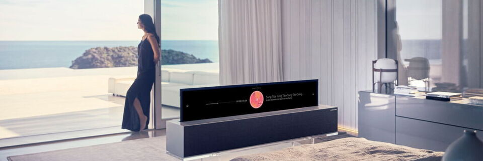 LG hat mit dem LG Signature OLED TV R (Modell 65R9) den weltweit ersten OLED-TV mit einrollbarem Bildschirm vorgestellt. LG hat mit dem LG Signature OLED TV R (Modell 65R9) den weltweit ersten OLED-TV mit einrollbarem Bildschirm vorgestellt.