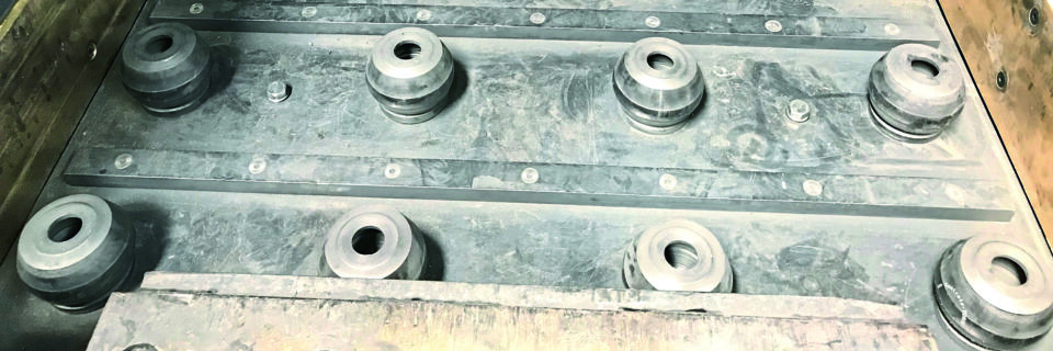 Schutzvorrichtung, bestehend aus 20 ACE-Strukturdämpfern, auf denen die Schublade der Krätzesortieranlage im Betrieb gelagert ist. Schutzvorrichtung, bestehend aus 20 ACE-Strukturdämpfern, auf denen die Schublade der Krätzesortieranlage im Betrieb gelagert ist.