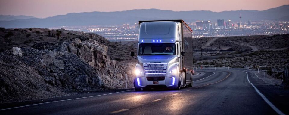 Im Jahr 2015 erhielt der Freightliner Inspiration Truck die erste Straßenzulassung für ein automatisiertes Nutzfahrzeug. Nun hat Daimler Trucks auf der CES in Las Vegas bekanntgegeben, hochautomatisierte Lkw (SAE Level 4) binnen eines Jahrzehnts zur Marktreife zu bringen. Im Jahr 2015 erhielt der Freightliner Inspiration Truck die erste Straßenzulassung für ein automatisiertes Nutzfahrzeug. Nun hat Daimler Trucks auf der CES in Las Vegas bekanntgegeben, hochautomatisierte Lkw (SAE Level 4) binnen eines Jahrzehnts zur Marktreife zu bringen.