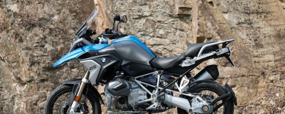 Lediglich einer – allerdings tiefgreifenden – Modellpflege unterzogen wurden die langjährigen Zulassungs-Spitzenreiter von BMW, die R 1200 GS. Lediglich einer – allerdings tiefgreifenden – Modellpflege unterzogen wurden die langjährigen Zulassungs-Spitzenreiter von BMW, die R 1200 GS.