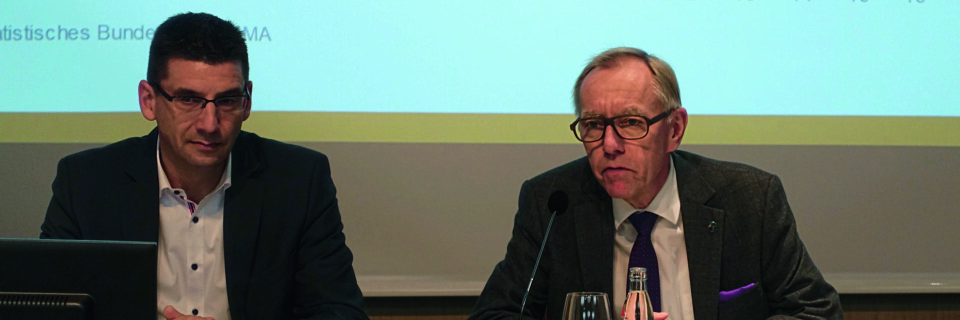 Jörg Freitag und Dr. Ralph Wiechers präsentierten auf der SPS IPC Drives 2018 die Zahlen zum Umsatz- und Auftragseingang im Maschinenbau und in der Elektrischen Automation. Jörg Freitag und Dr. Ralph Wiechers präsentierten auf der SPS IPC Drives 2018 die Zahlen zum Umsatz- und Auftragseingang im Maschinenbau und in der Elektrischen Automation.