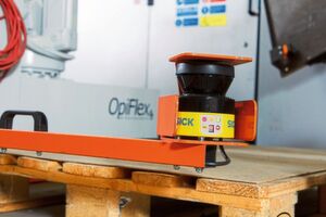 Für Sicherheit sorgen zwei S300 Mini Remote von Sick, die fest auf der mobilen Roboterzelle verbaut sind. Für Sicherheit sorgen zwei S300 Mini Remote von Sick, die fest auf der mobilen Roboterzelle verbaut sind.
