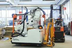 Sofort einsatzbereit: Mit einem Flurförderzeug wird der mobile Roboter von Opiflex in einer Produktion zur passenden Arbeitsstation gefahren, dort fest an einer vorher installierten Plattform angedockt und eingesteckt. Sofort einsatzbereit: Mit einem Flurförderzeug wird der mobile Roboter von Opiflex in einer Produktion zur passenden Arbeitsstation gefahren, dort fest an einer vorher installierten Plattform angedockt und eingesteckt.