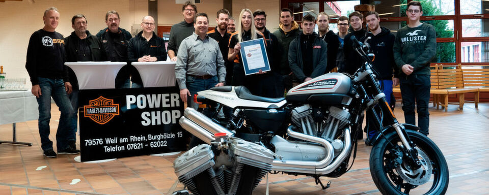 Übergabe des Schulungsbikes und des Motors an die Gewerbeakademie Freiburg. Übergabe des Schulungsbikes und des Motors an die Gewerbeakademie Freiburg.